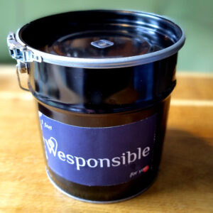 Schwarzer Pfandeimer mit Wesponsible Schriftzug auf blauen Hintergrund