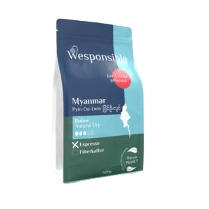 Stehender Kaffeebeutel der Marke „Wesponsible" im grün-blauen Design: Aufdruck „Myanmar - Pyin-Oo-Lwin", „Bohne Natural Dry", Abzeichen „fair & direkt gehandelt", Piktogramme für Espresso und Filterkaffee, Silhouette der Myanmar-Karte